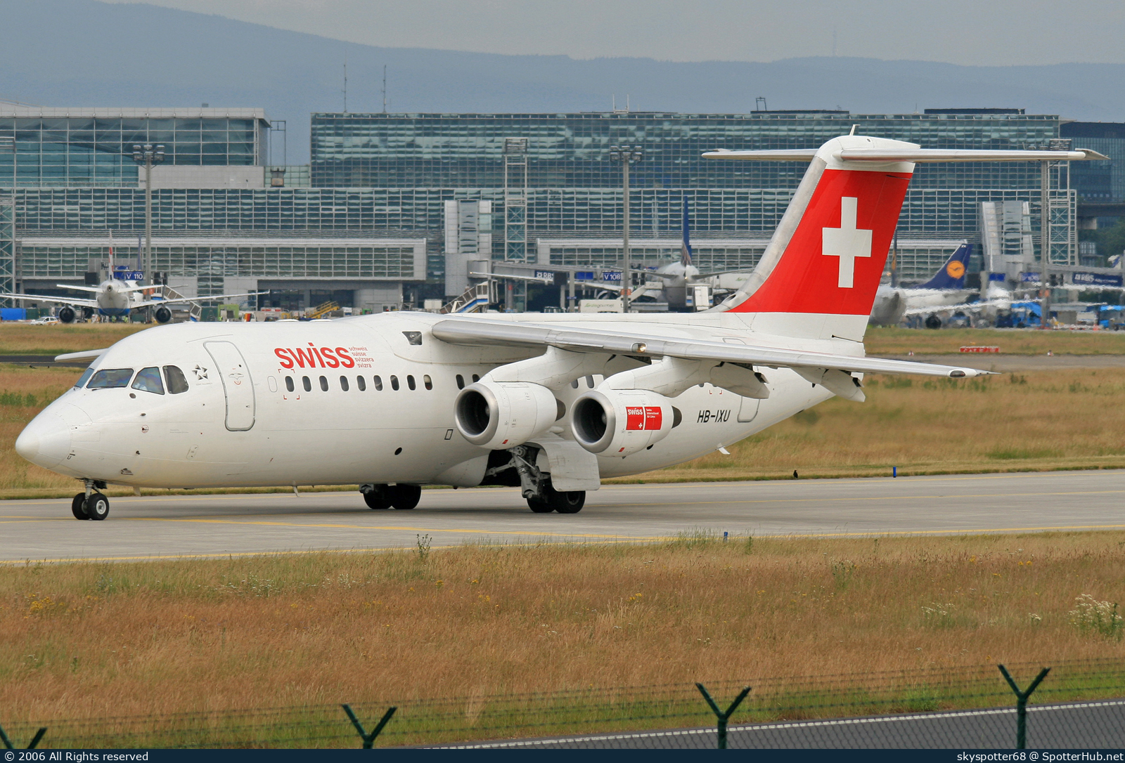 Photo of HB-IXU - British Aerospace Avro RJ100 operated by Swiss International Air Lines