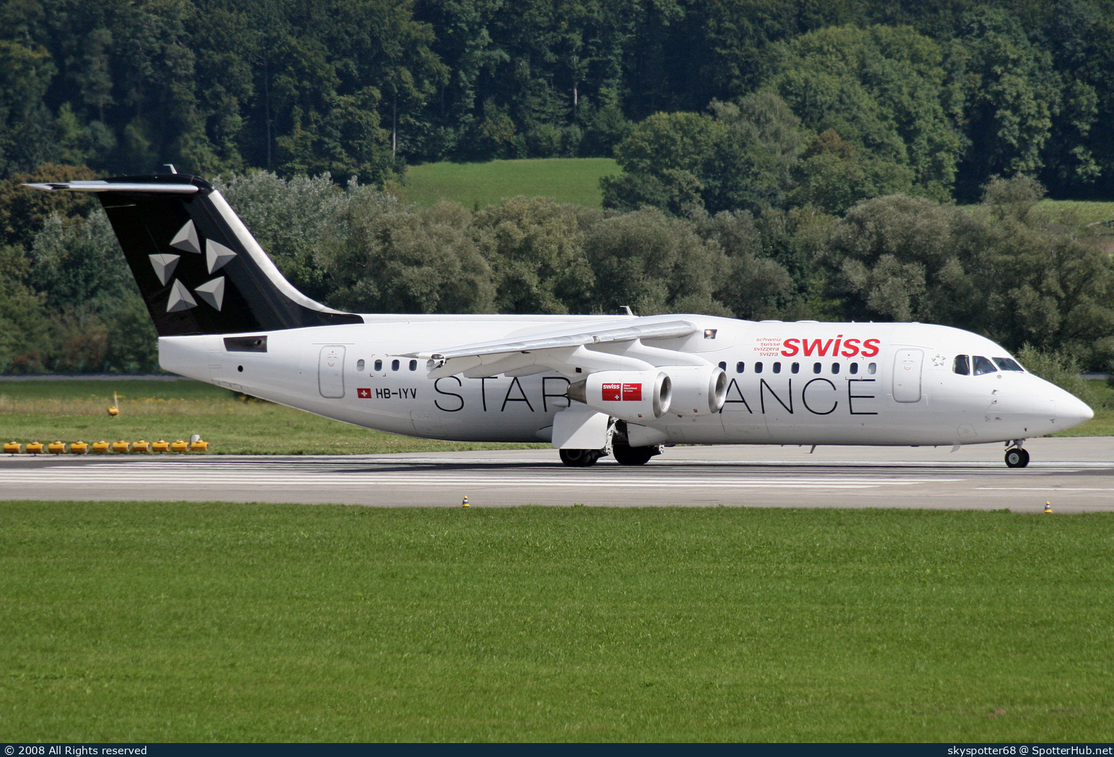 Photo of HB-IYV - British Aerospace Avro RJ100 operated by Swiss International Air Lines