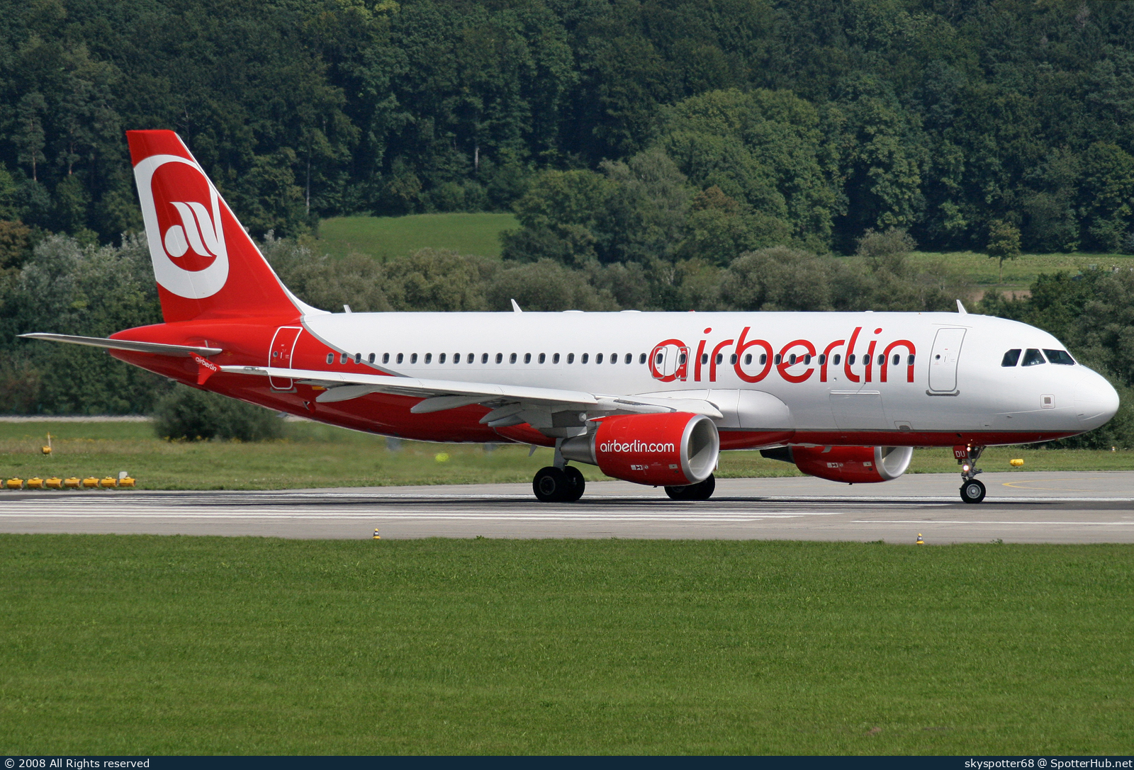 Photo of D-ABDU - Airbus A320-214 operated by Air Berlin