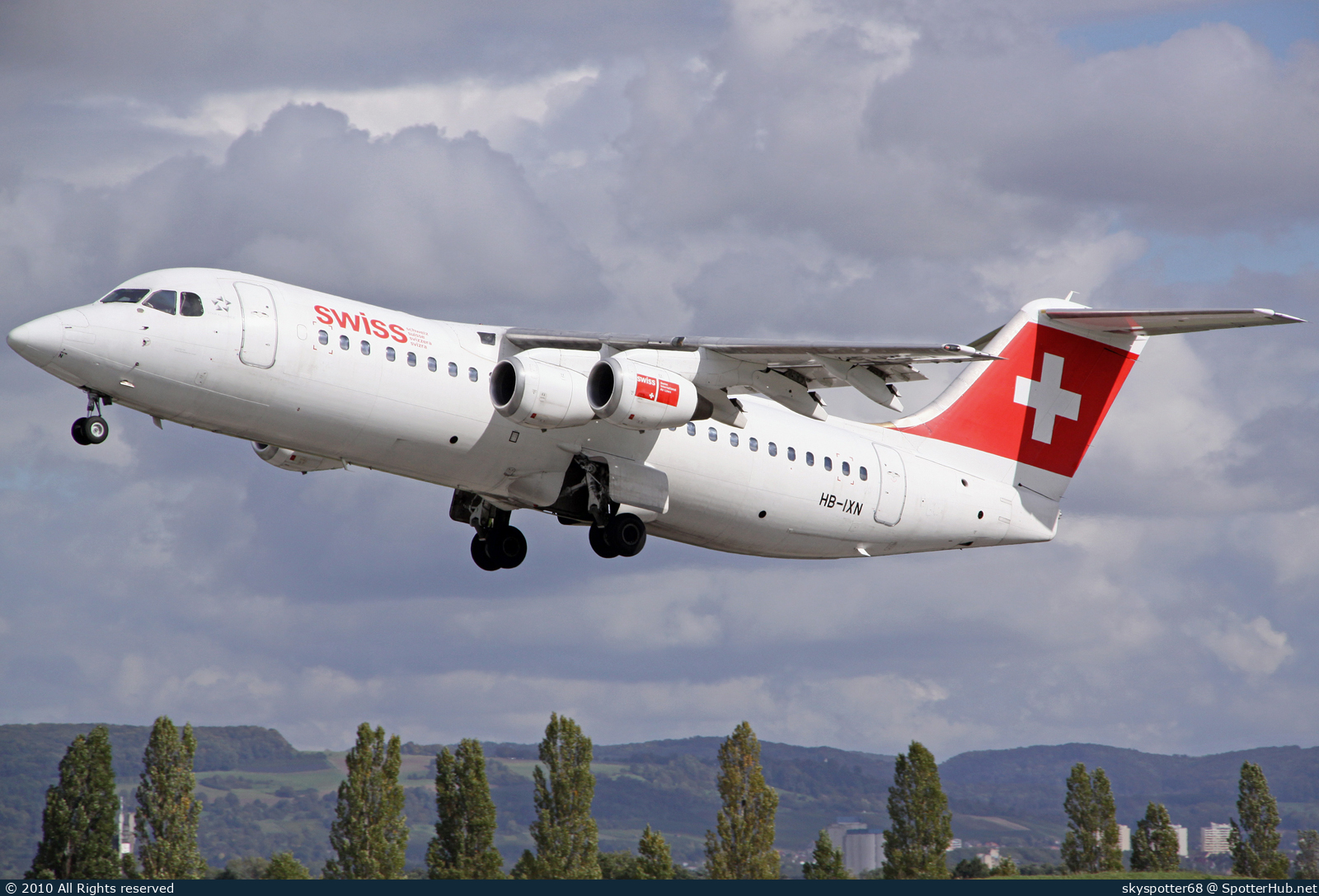 Photo of HB-IXN - British Aerospace Avro RJ100 operated by Swiss International Air Lines