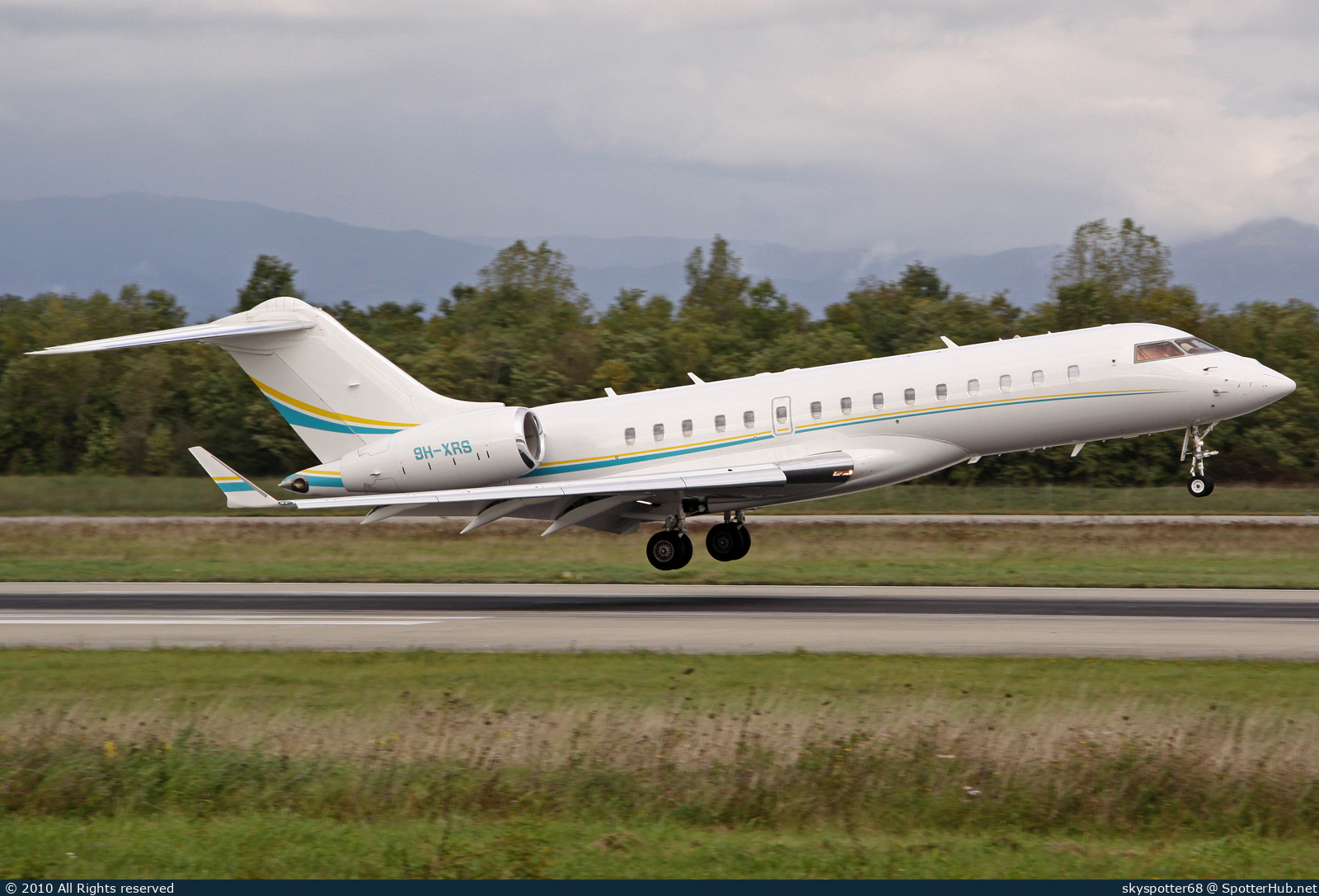 Photo of 9H-XRS - Bombardier Global Express XRS operated by Comlux Aviation Malta