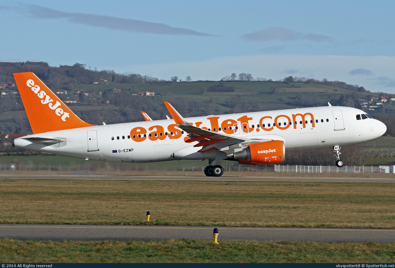 Photo of G-EZWP - Airbus A320-214 operated by easyJet