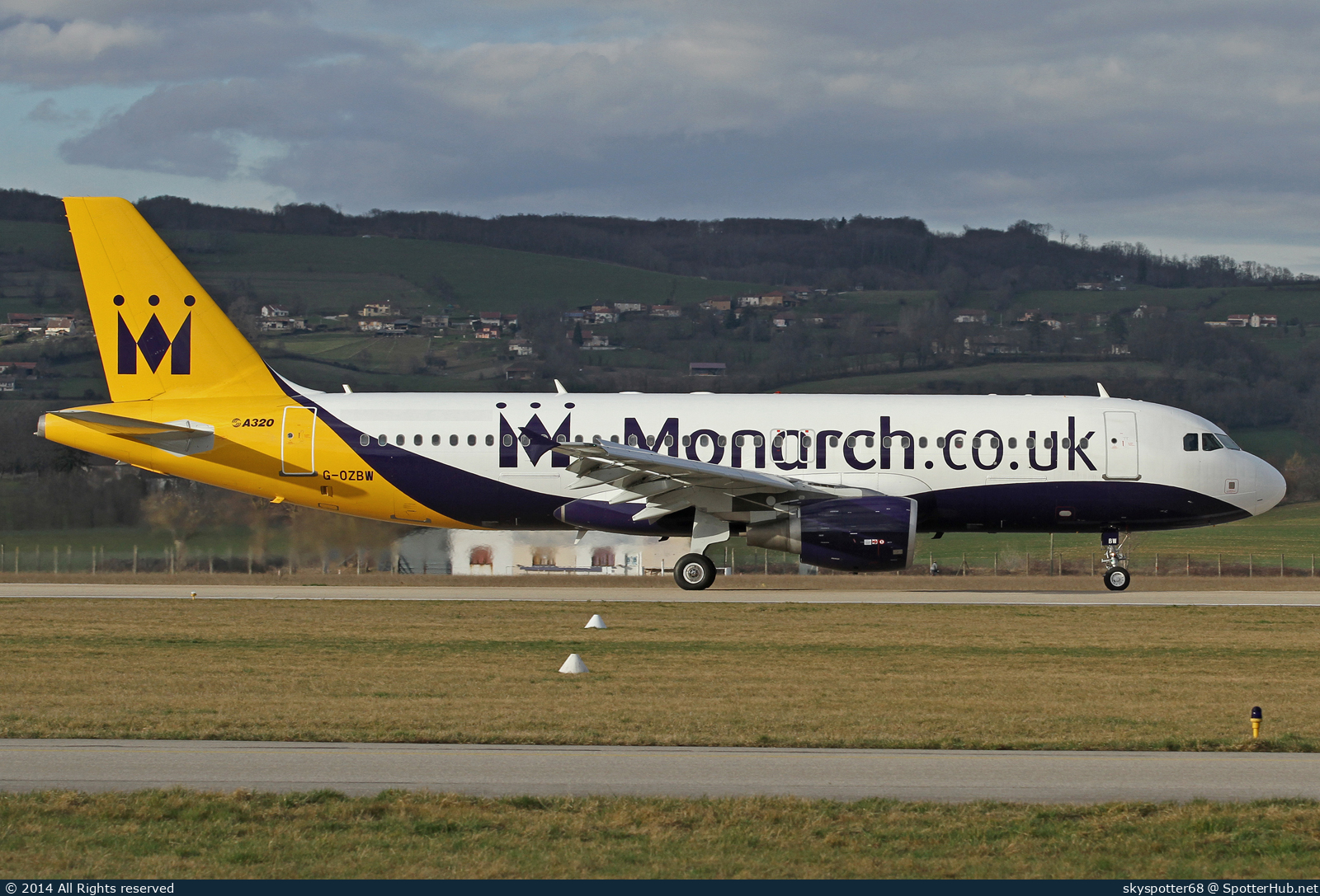 Photo of G-OZBW - Airbus A320-214 operated by Monarch Airlines
