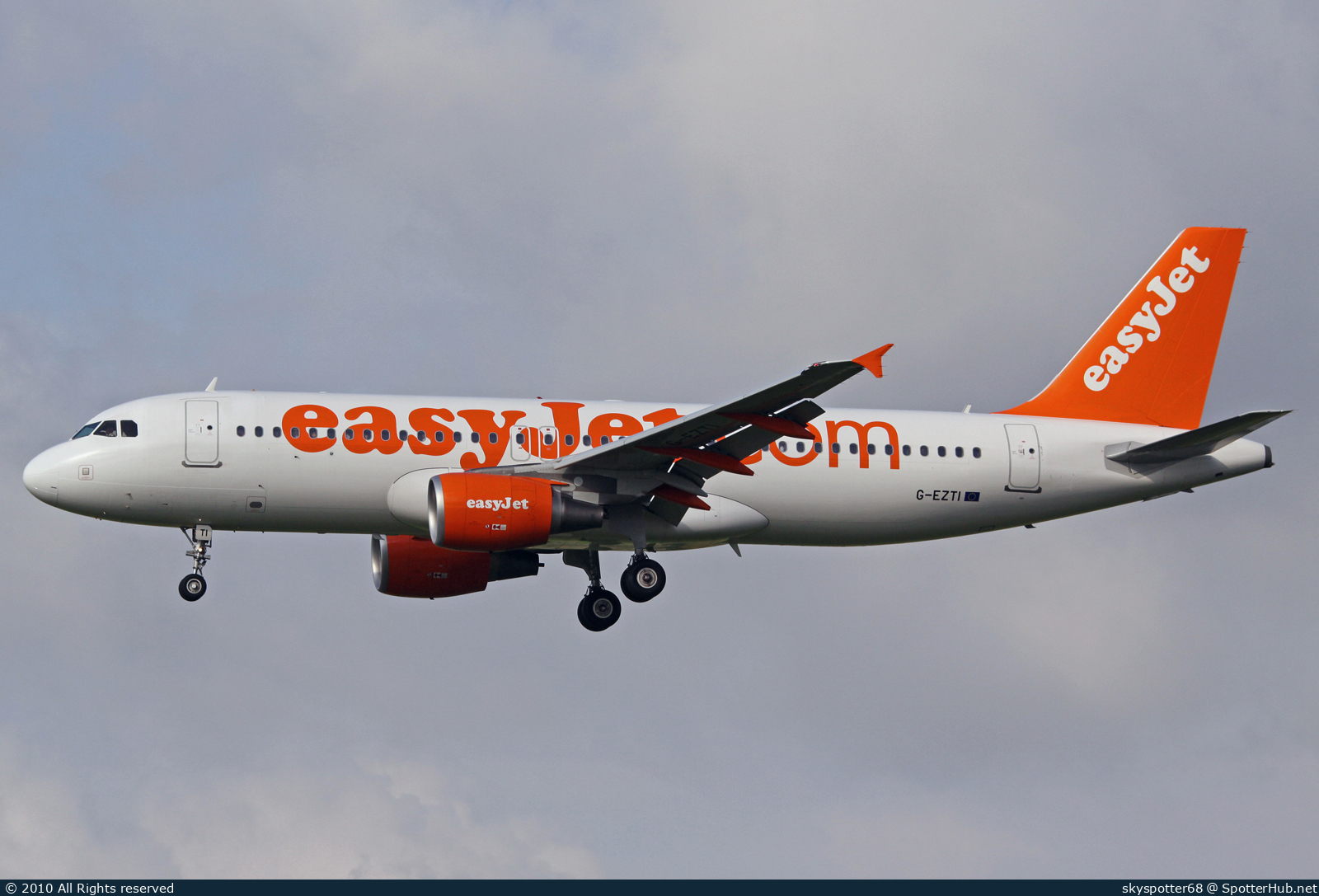Photo of G-EZTI - Airbus A320-214 operated by easyJet