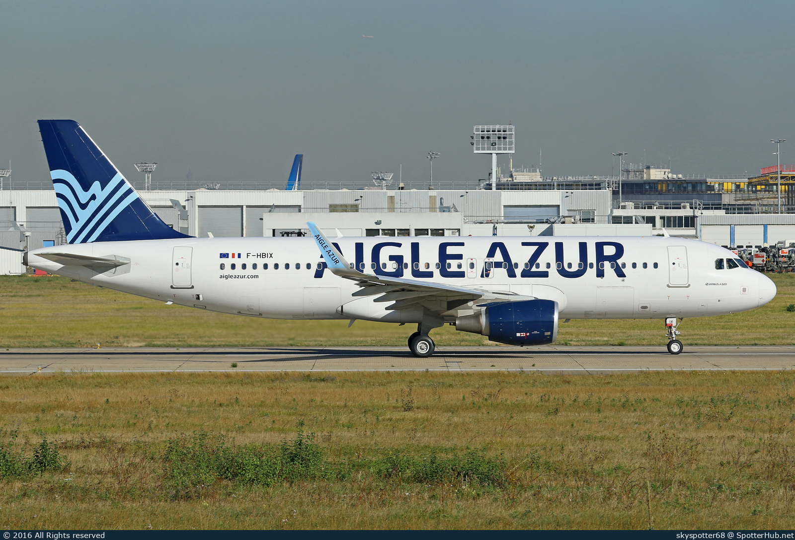 Photo of F-HBIX - Airbus A320-214 operated by Aigle Azur