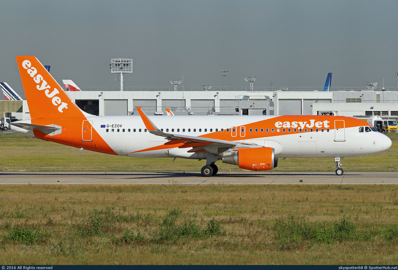 Photo of G-EZOV - Airbus A320-214 operated by easyJet