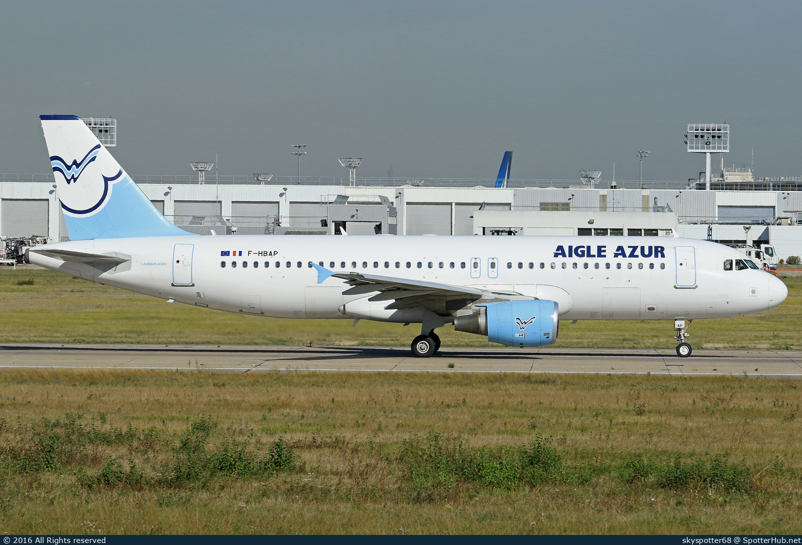 Photo of F-HBAP - Airbus A320-214 operated by Aigle Azur