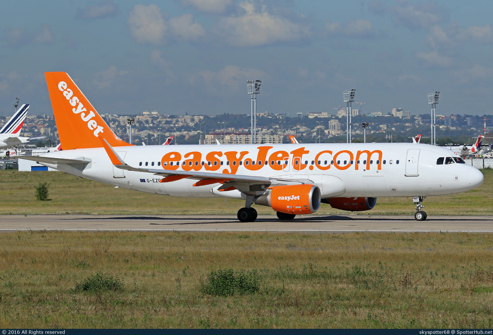 Photo of G-EZOC - Airbus A320-214 operated by easyJet