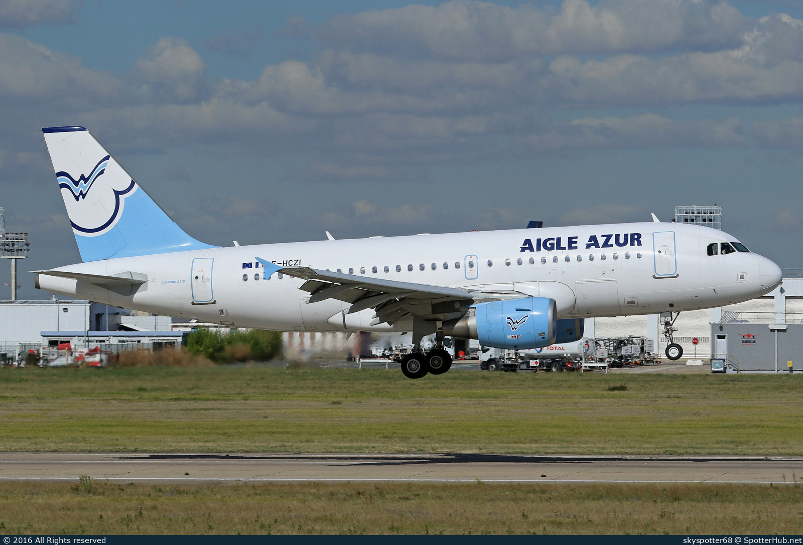 Photo of F-HCZI - Airbus A319-112 operated by Aigle Azur