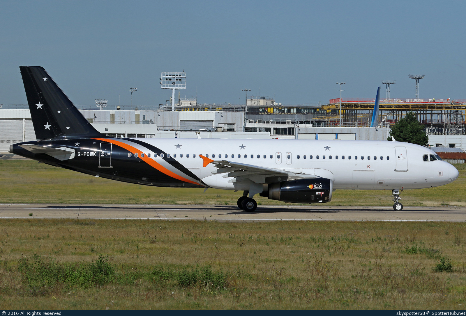 Photo of G-POWK - Airbus A320-233 operated by Titan Airways