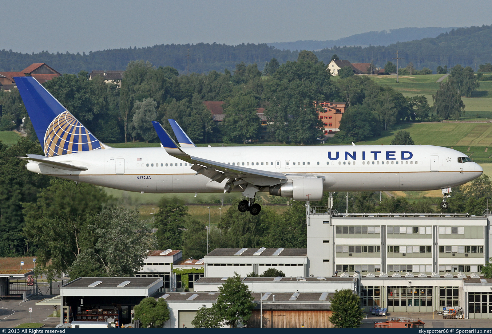 Photo of N672UA - Boeing 767-322(ER) operated by United Airlines