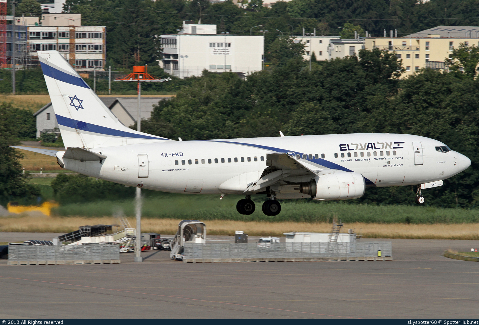 Photo of 4X-EKD - Boeing 737-758 operated by El Al Israel Airlines