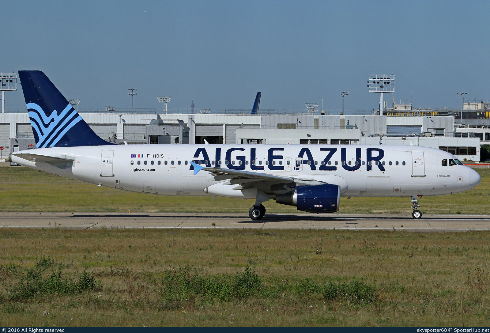 Photo of F-HBIS - Airbus A320-214 operated by Aigle Azur