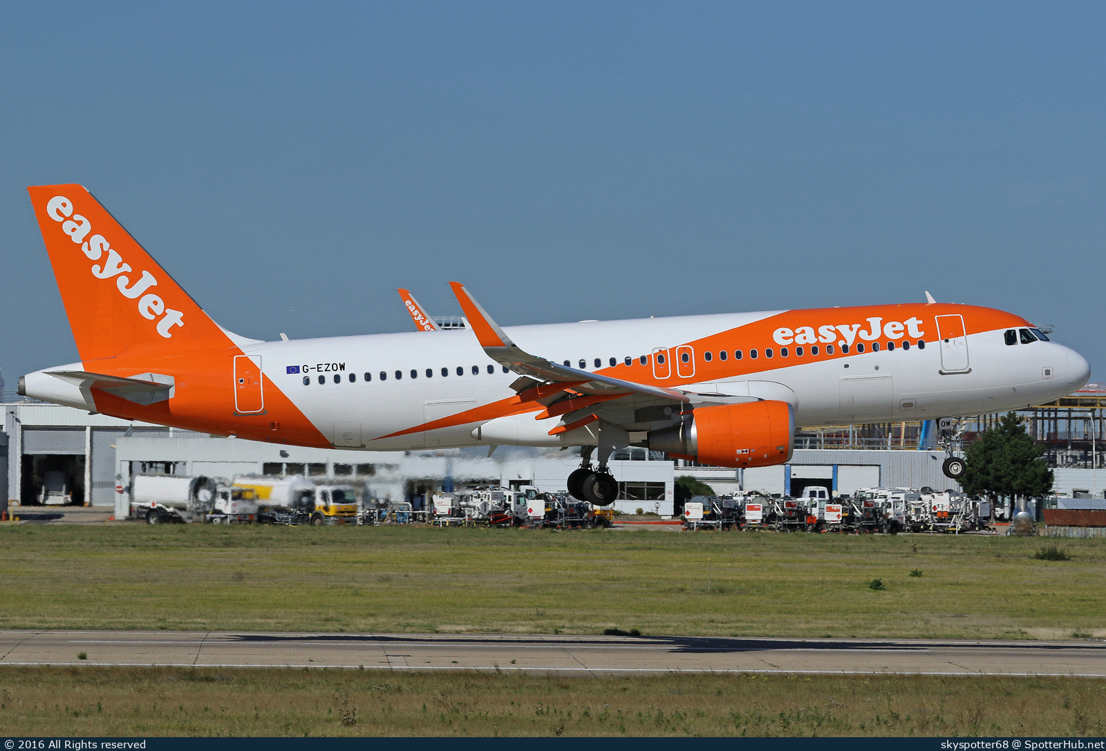 Photo of G-EZOW - Airbus A320-214 operated by easyJet