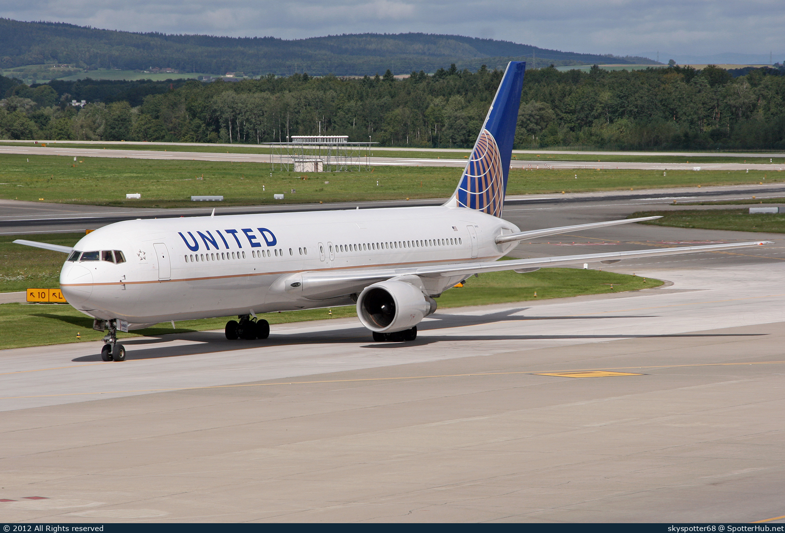 Photo of N663UA - Boeing 767-322(ER) operated by United Airlines