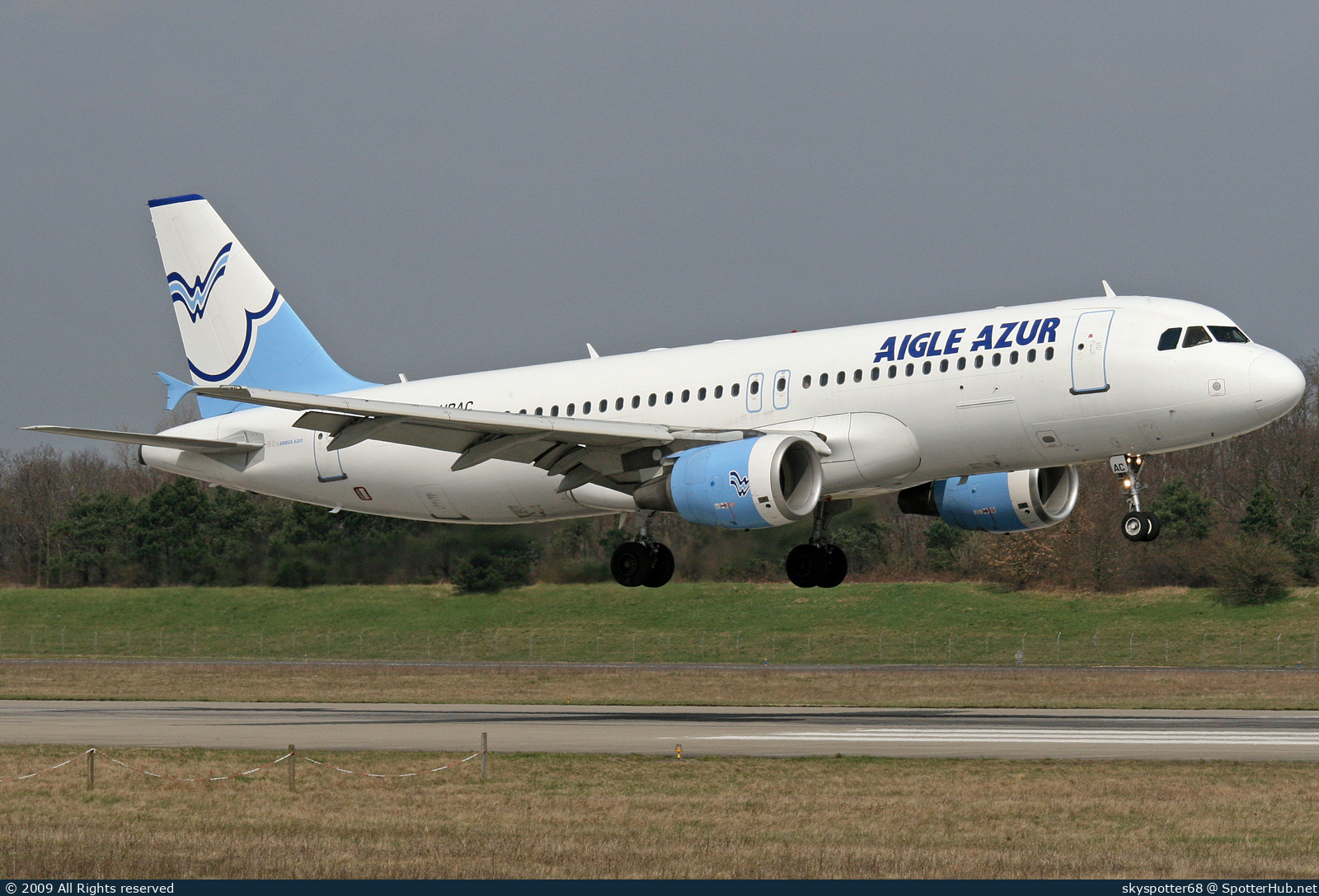 Photo of F-HBAC - Airbus A320-214 operated by Aigle Azur