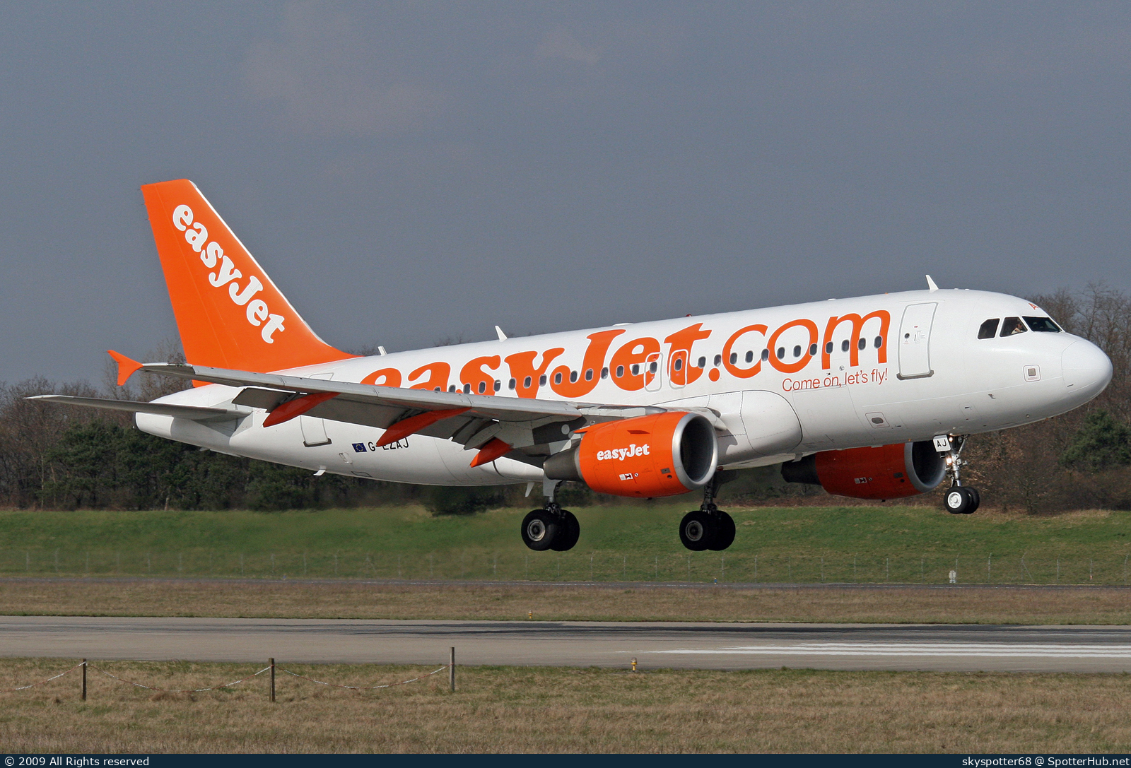 Photo of G-EZAJ - Airbus A319-111 operated by easyJet