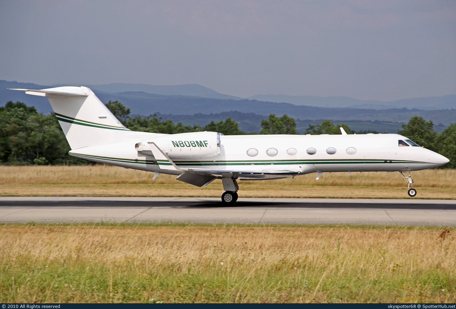 Photo of N808MF - Gulfstream GIV-SP operated by Clay Lacy Aviation