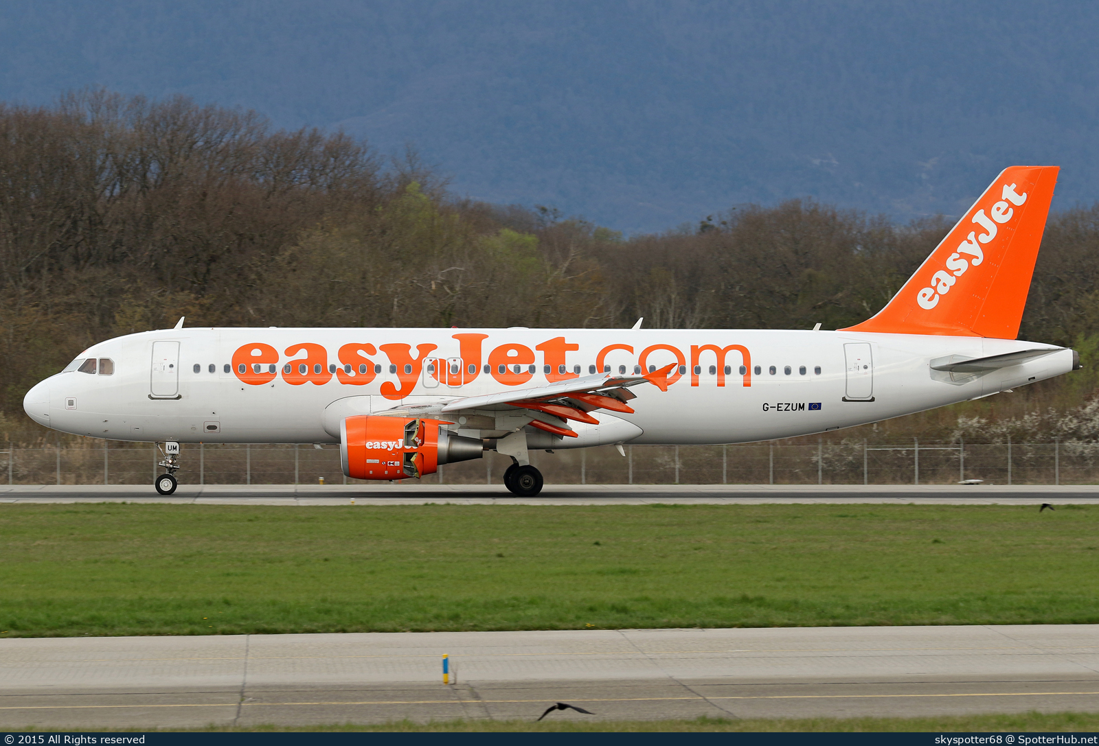 Photo of G-EZUM - Airbus A320-214 operated by easyJet