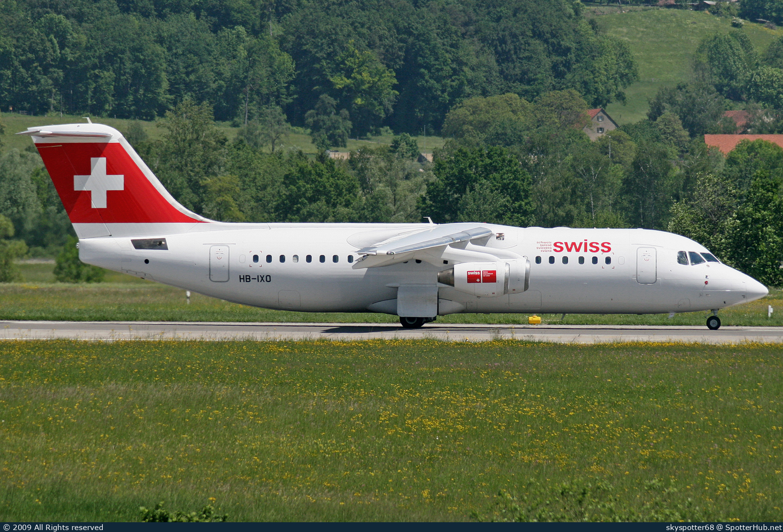 Photo of HB-IXO - British Aerospace Avro RJ100 operated by Swiss International Air Lines