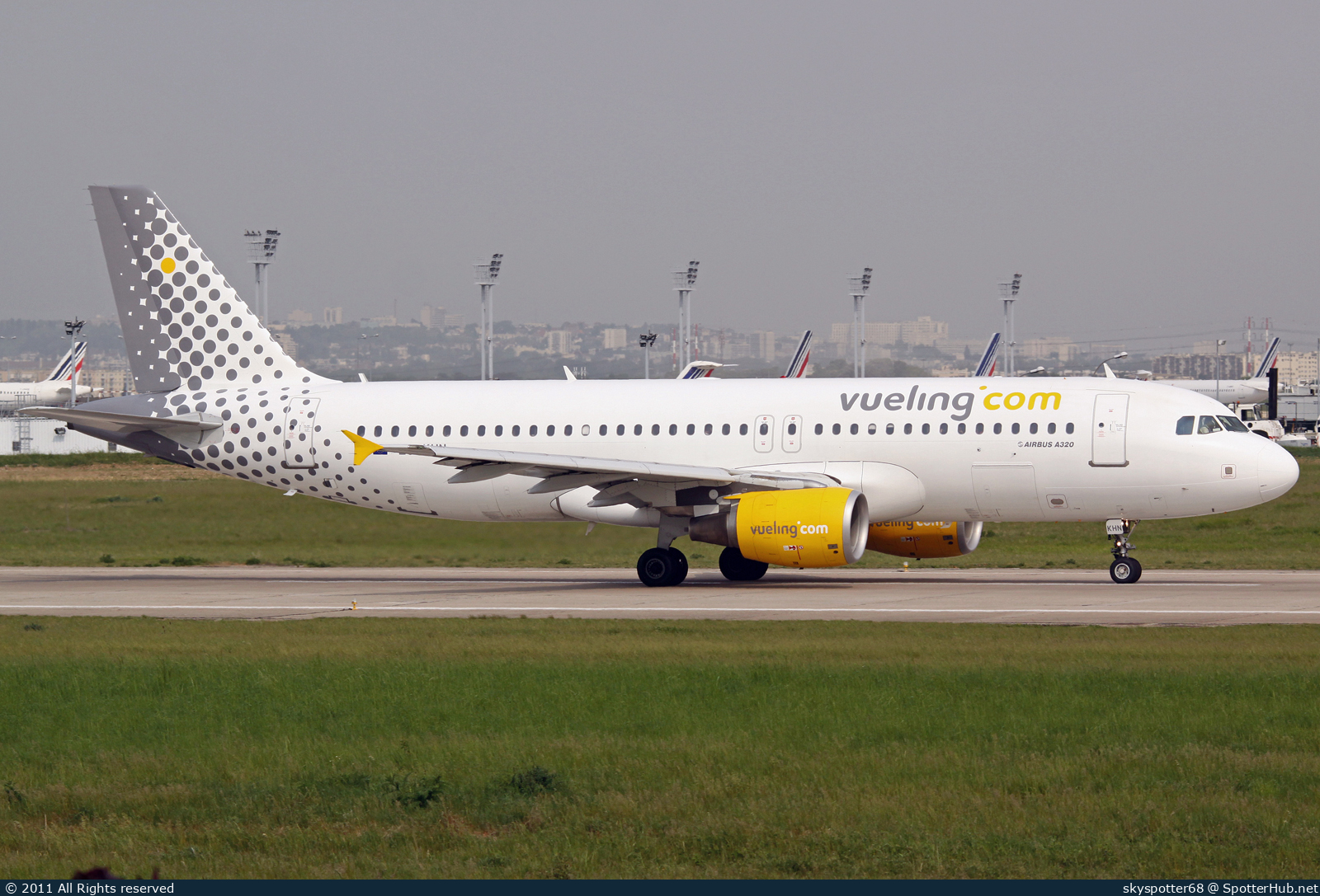 Photo of EC-KHN - Airbus A320-216 operated by Vueling