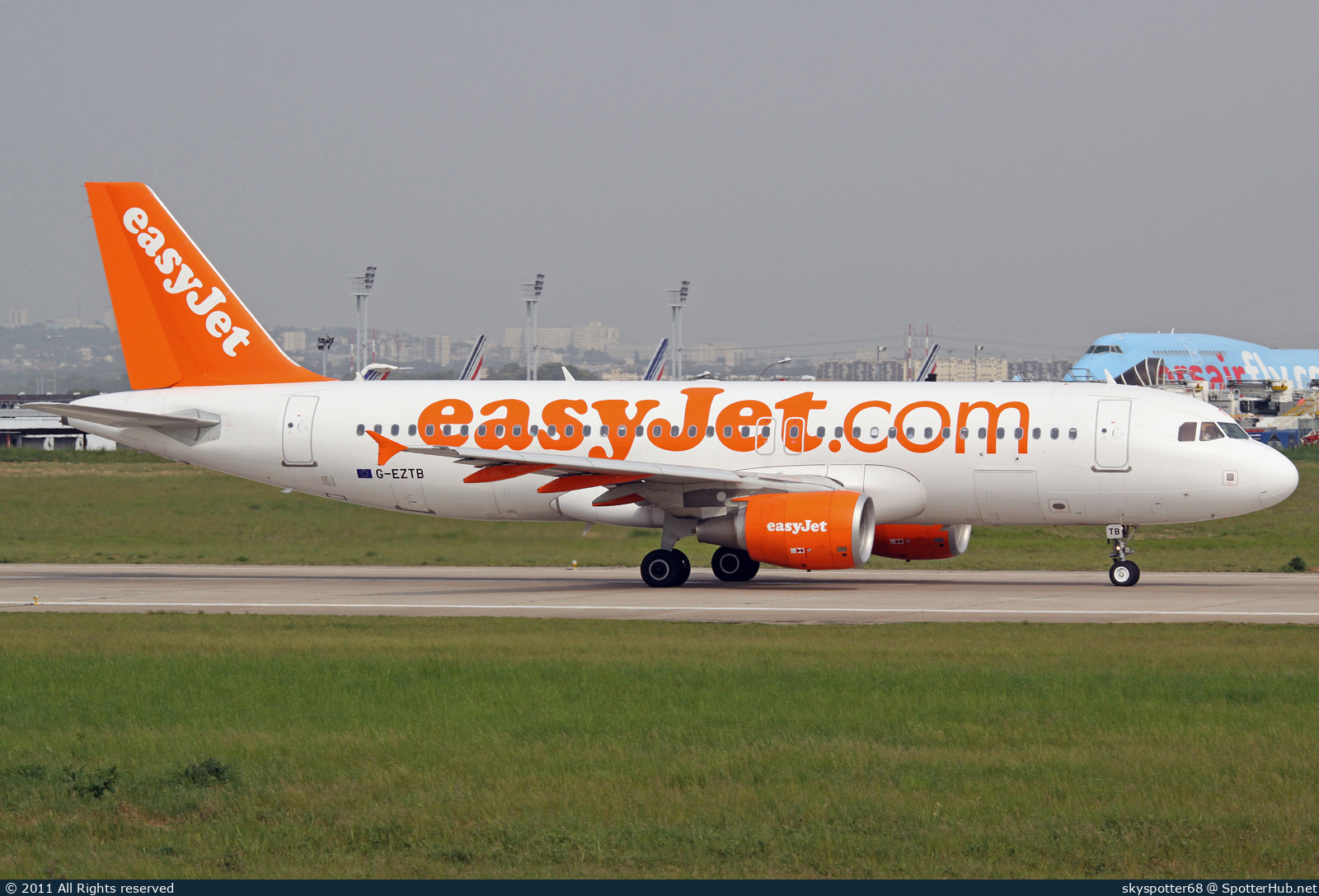 Photo of G-EZTB - Airbus A320-214 operated by easyJet