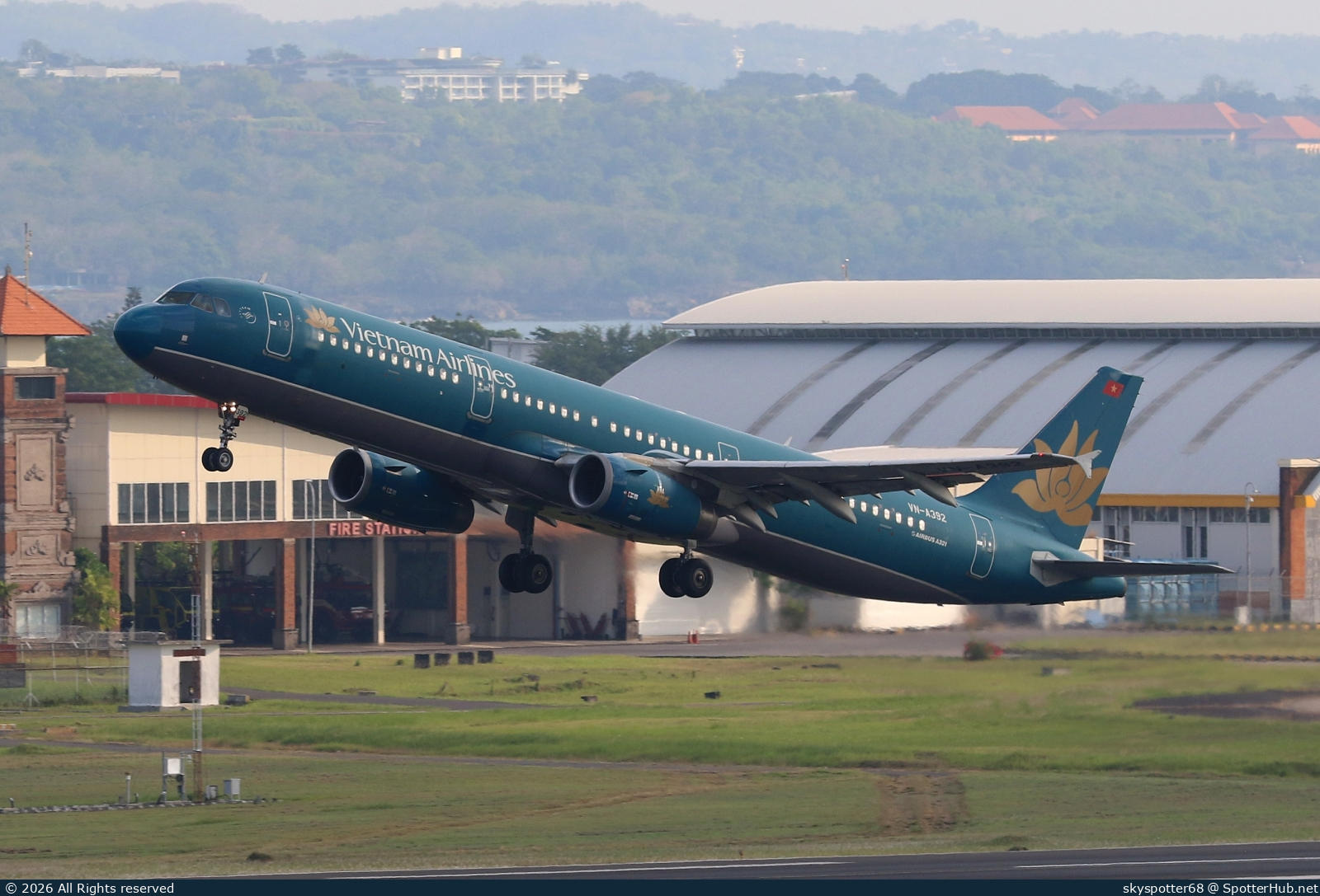 Photo of VN-A392 - Airbus A321-231 operated by Vietnam Airlines