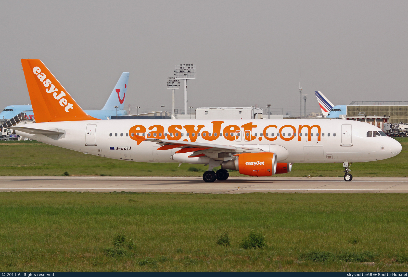 Photo of G-EZTU - Airbus A320-214 operated by easyJet