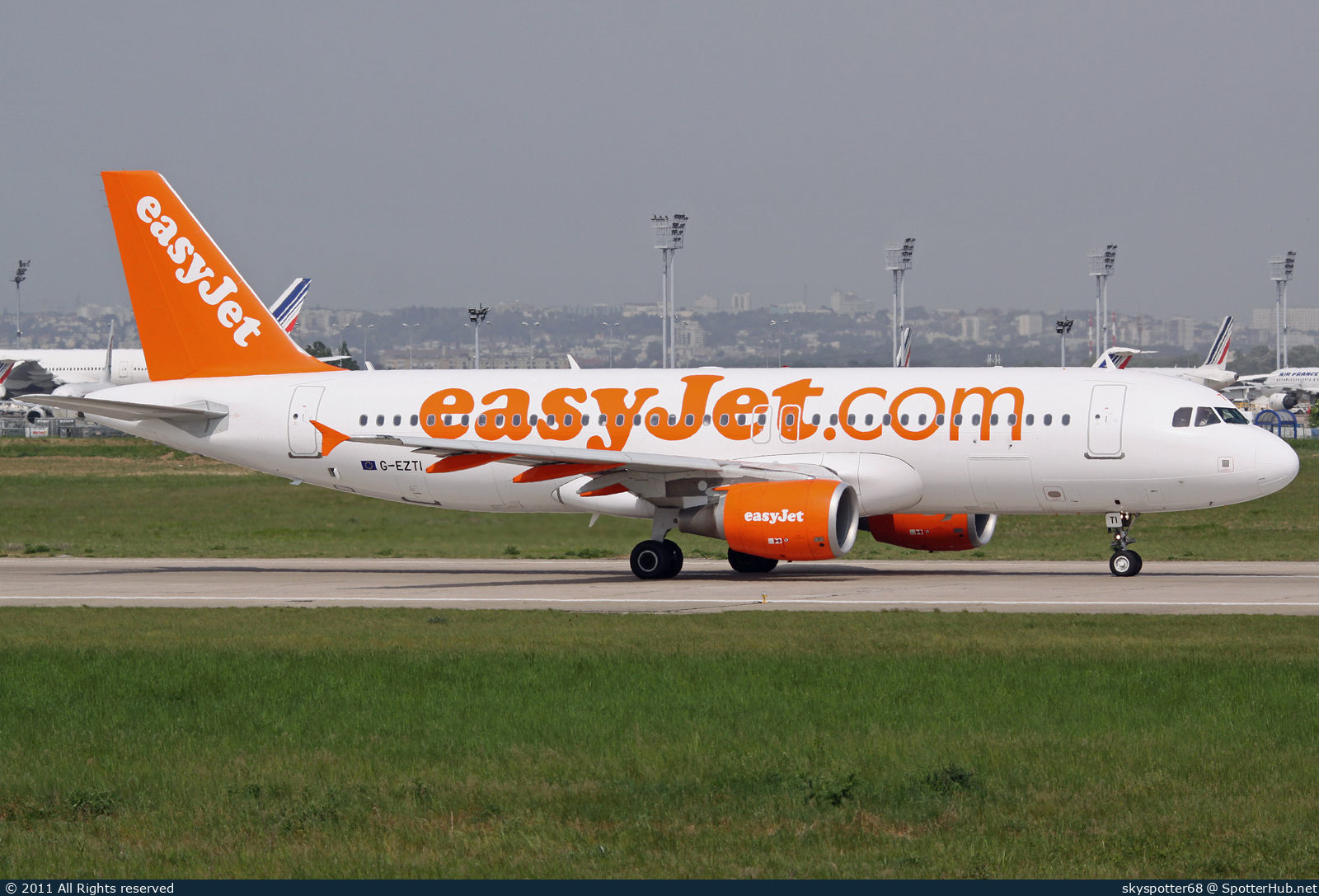 Photo of G-EZTI - Airbus A320-214 operated by easyJet