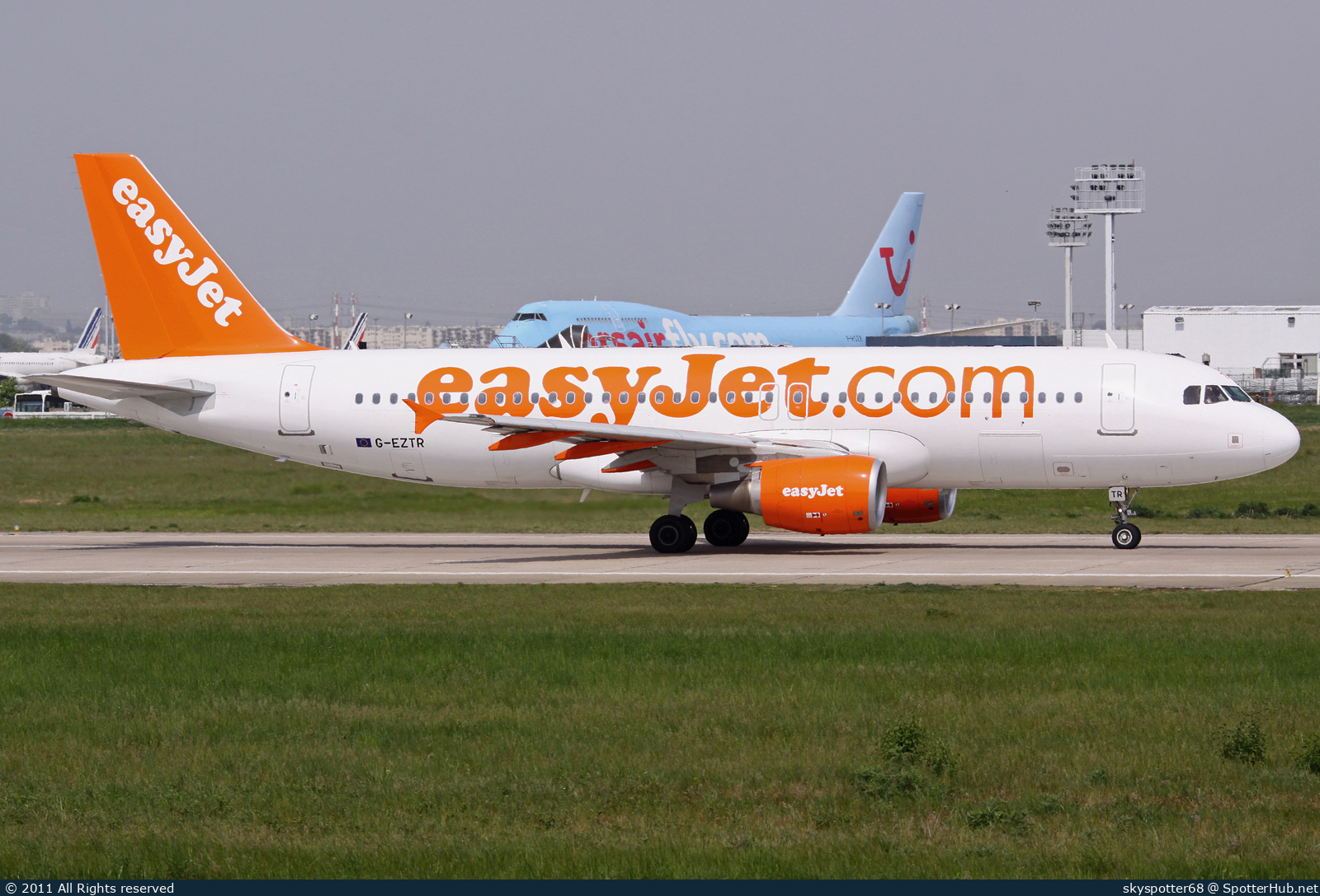 Photo of G-EZTR - Airbus A320-214 operated by easyJet