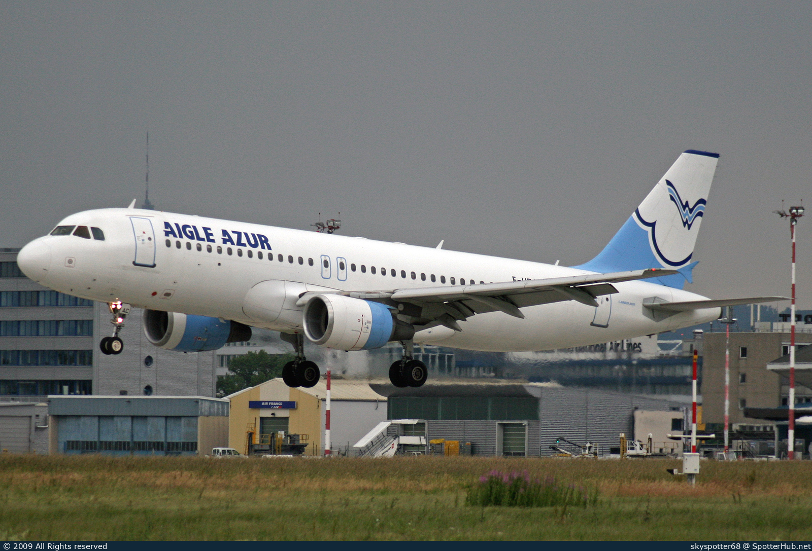 Photo of F-HBAC - Airbus A320-214 operated by Aigle Azur