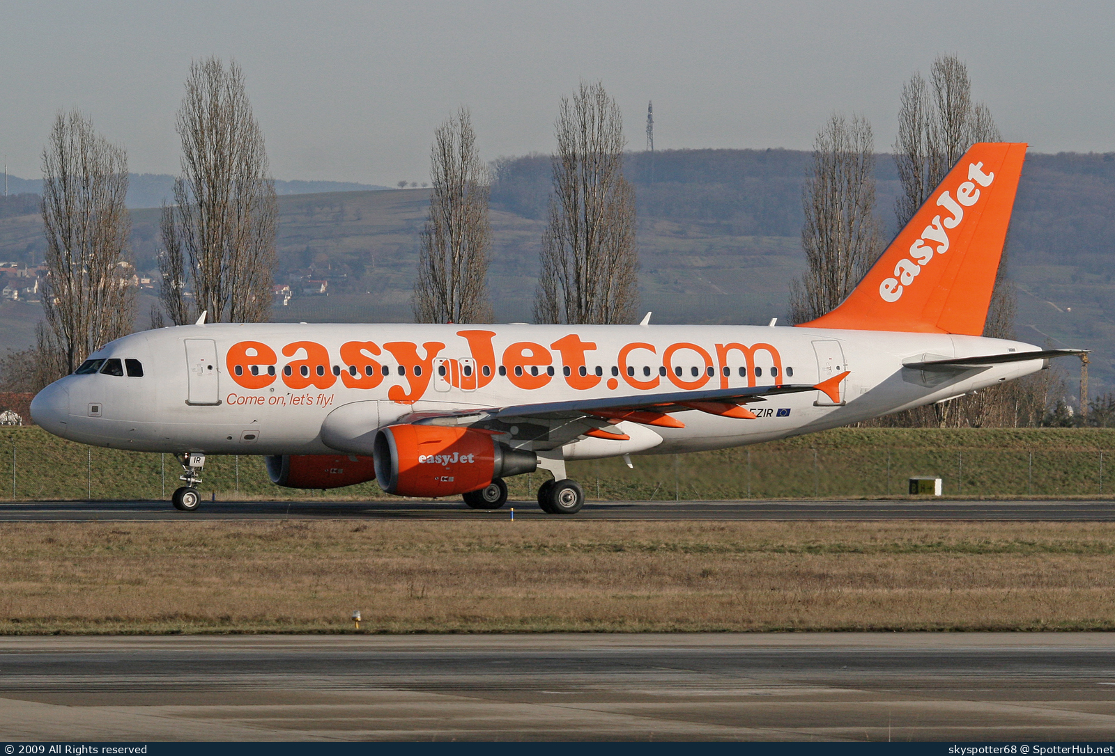 Photo of G-EZIR - Airbus A319-111 operated by easyJet