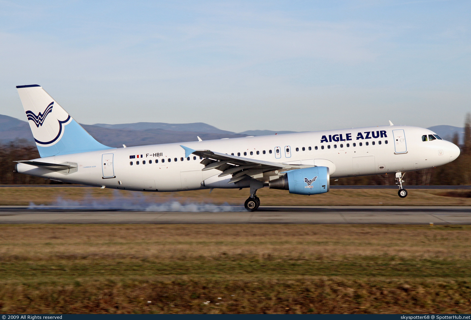 Photo of F-HBII - Airbus A320-214 operated by Aigle Azur