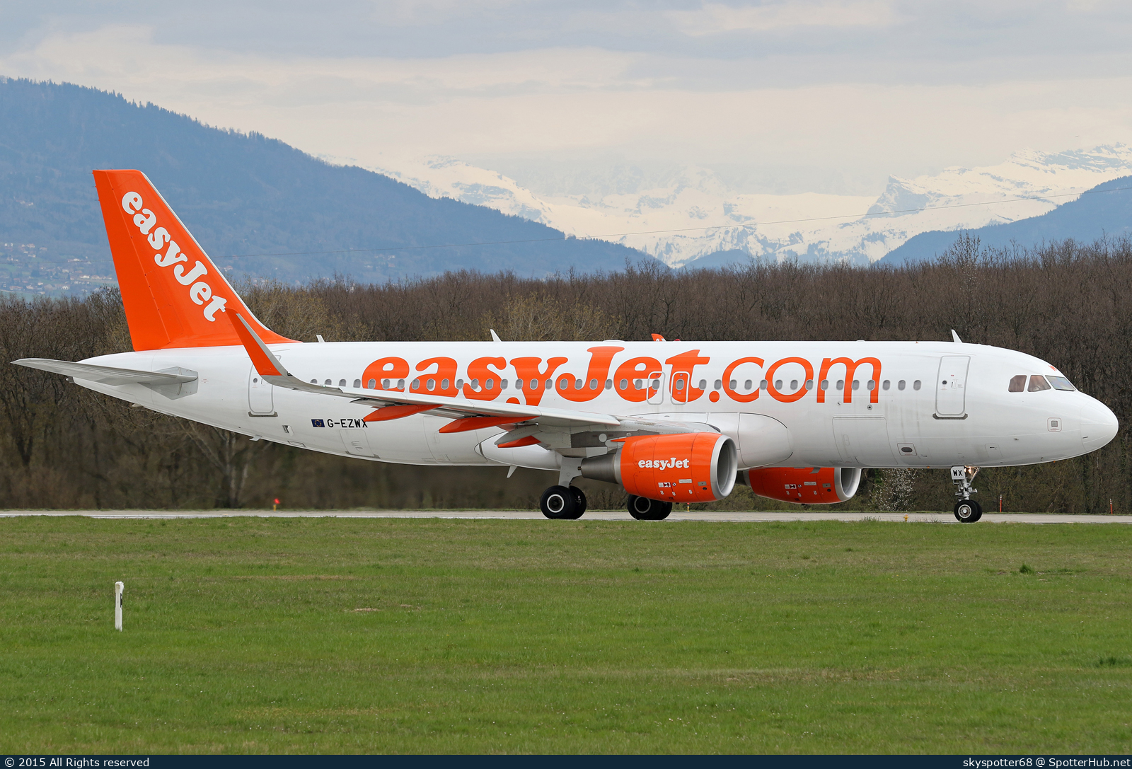 Photo of G-EZWX - Airbus A320-214 operated by easyJet