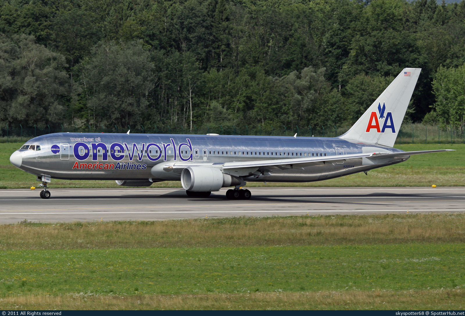 Photo of N395AN - Boeing 767-323(ER) operated by American Airlines