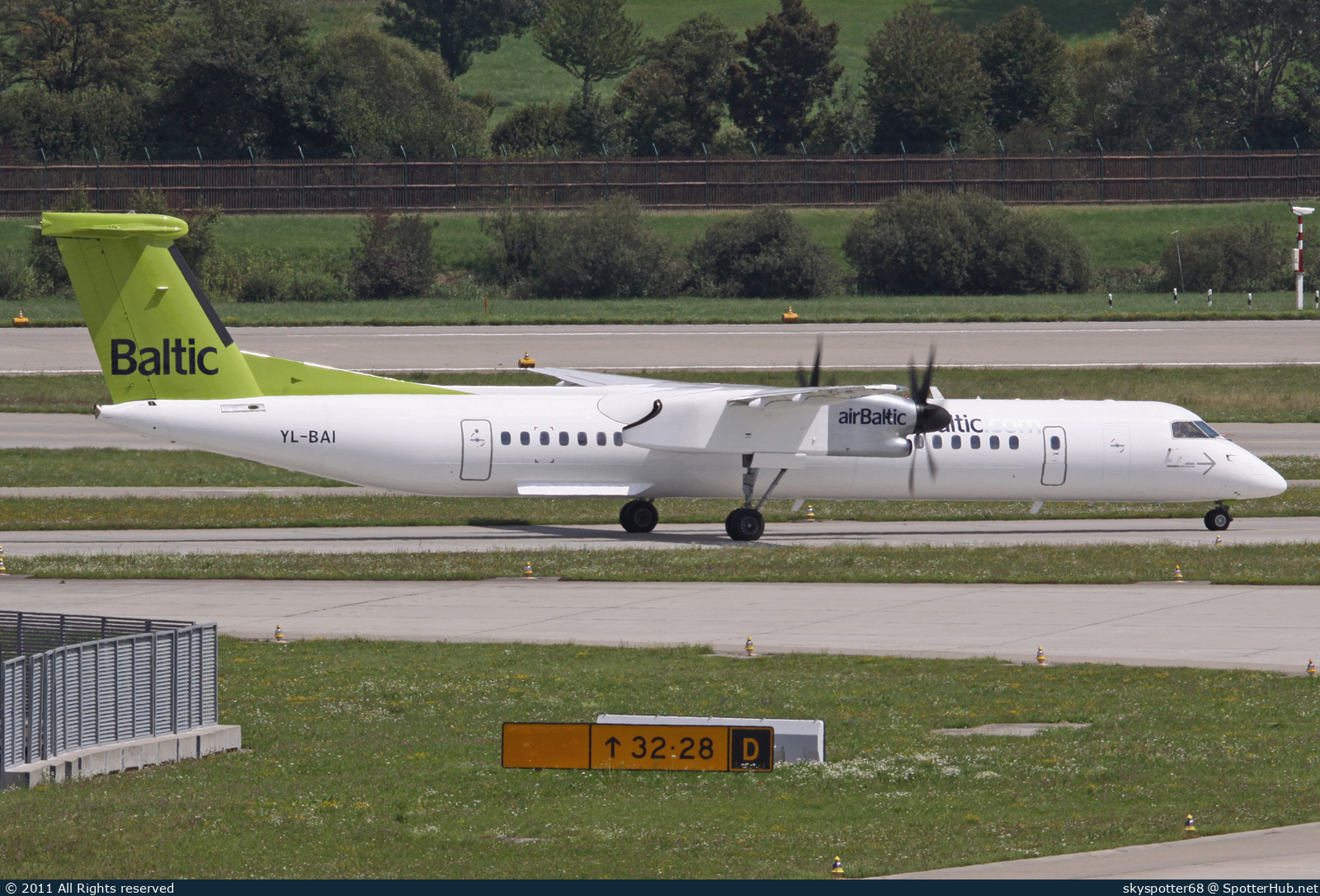 Photo of YL-BAI - Bombardier DHC-8-402 Dash 8 Q400 operated by airBaltic