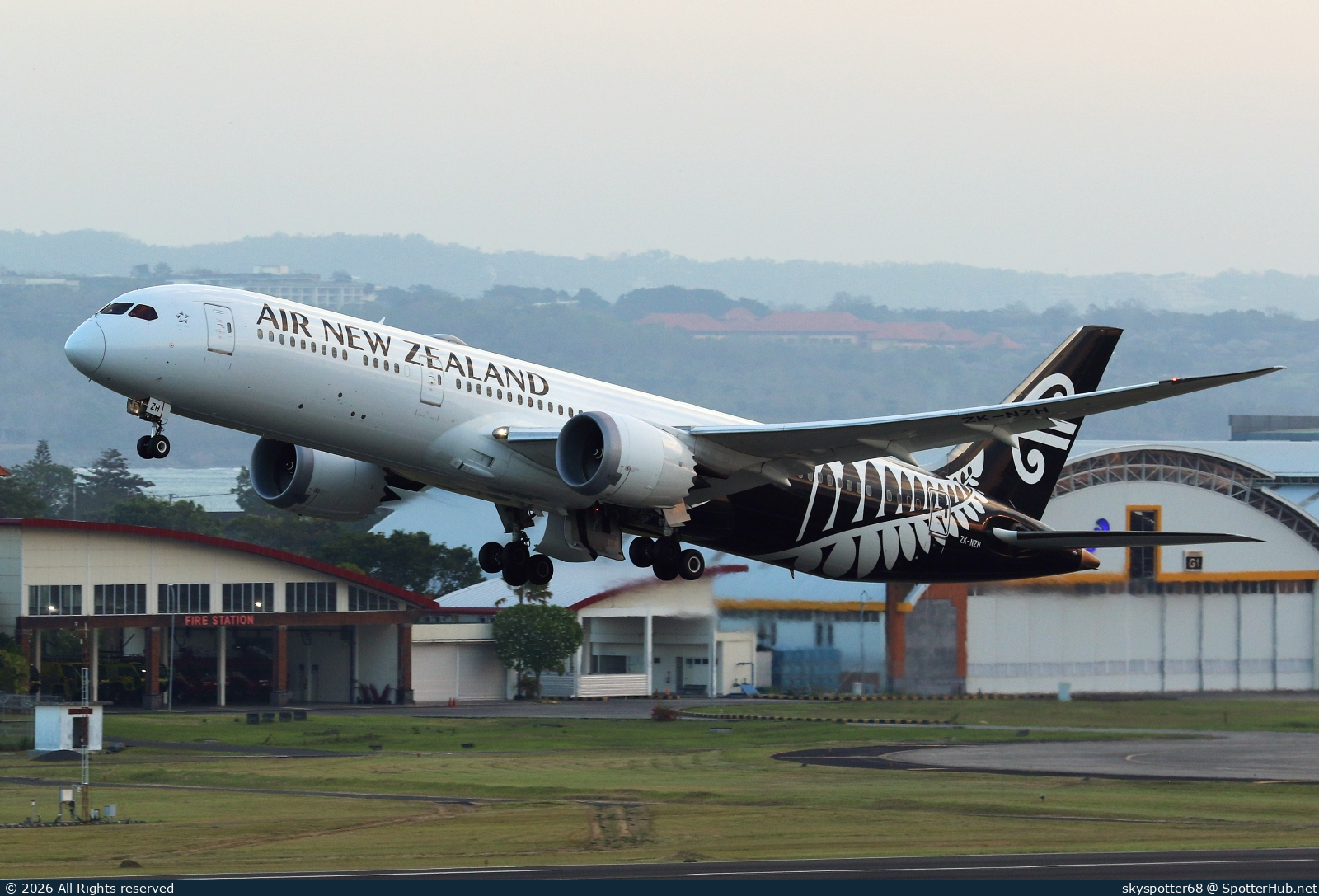 Photo of ZK-NZH - Boeing 787-9 Dreamliner operated by Air New Zealand