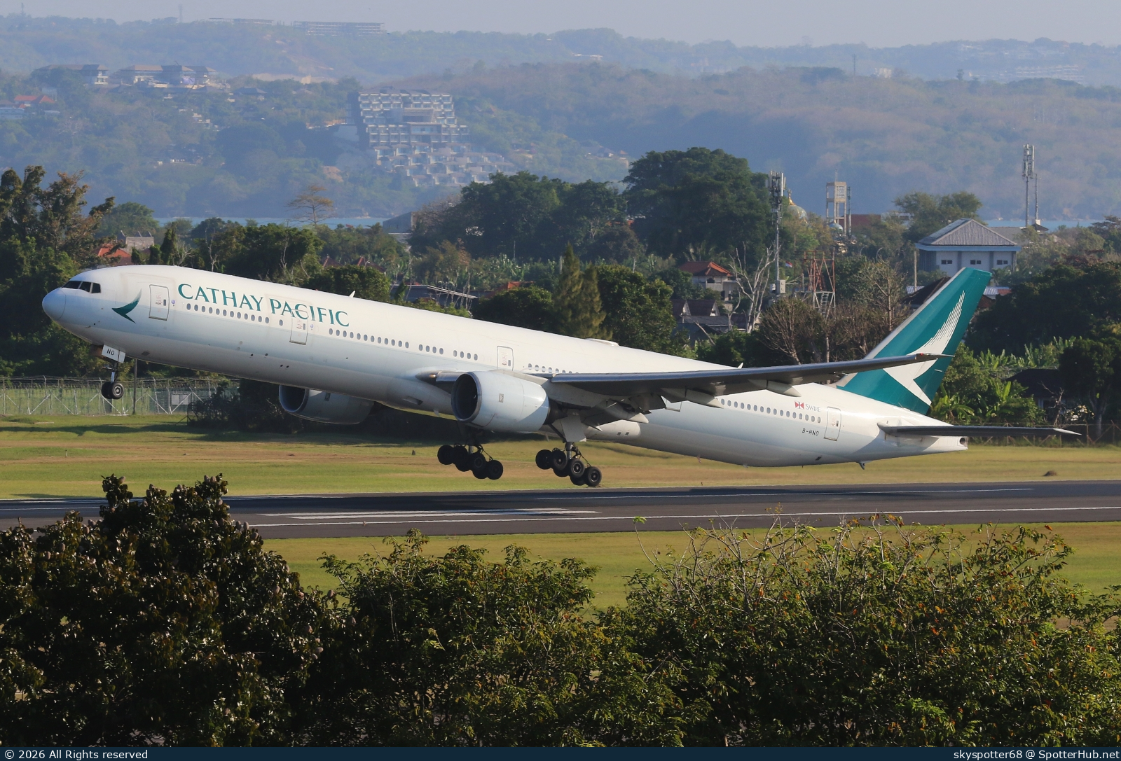 Photo of B-HNO - Boeing 777-367 operated by Cathay Pacific Airways