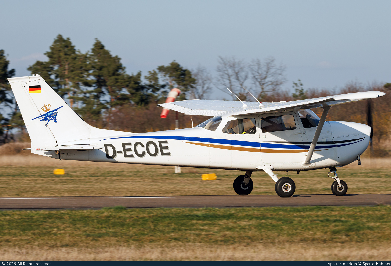 Photo of D-ECOE - Reims-Cessna F172K Skyhawk operated by Flugschule August der Starke
