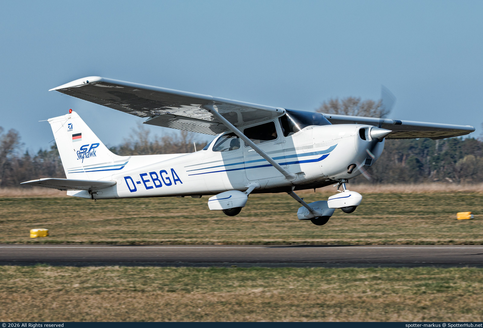 Photo of D-EBGA - Cessna 172S Skyhawk SP operated by Private