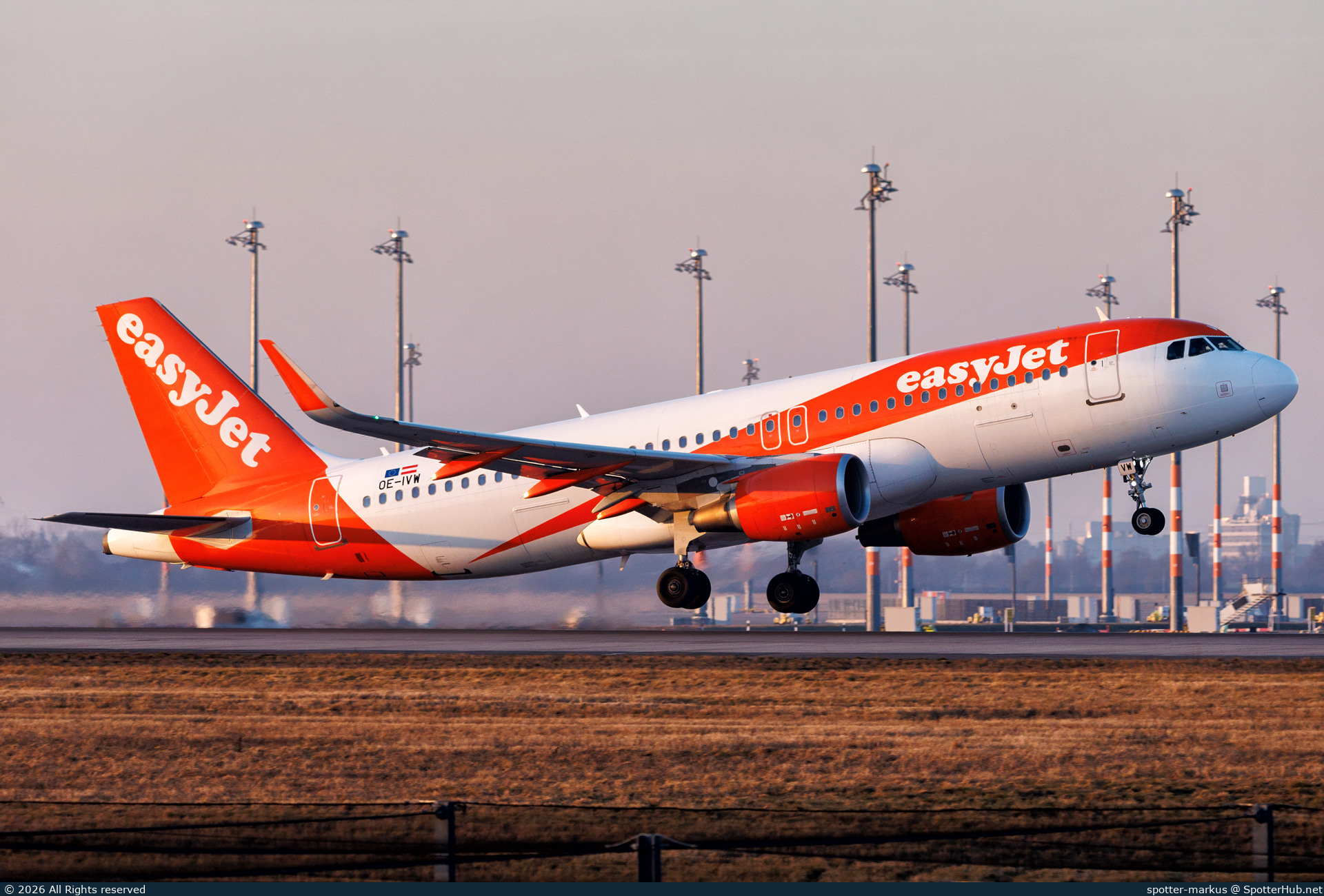 Photo of OE-IVW - Airbus A320-214 operated by easyJet Europe
