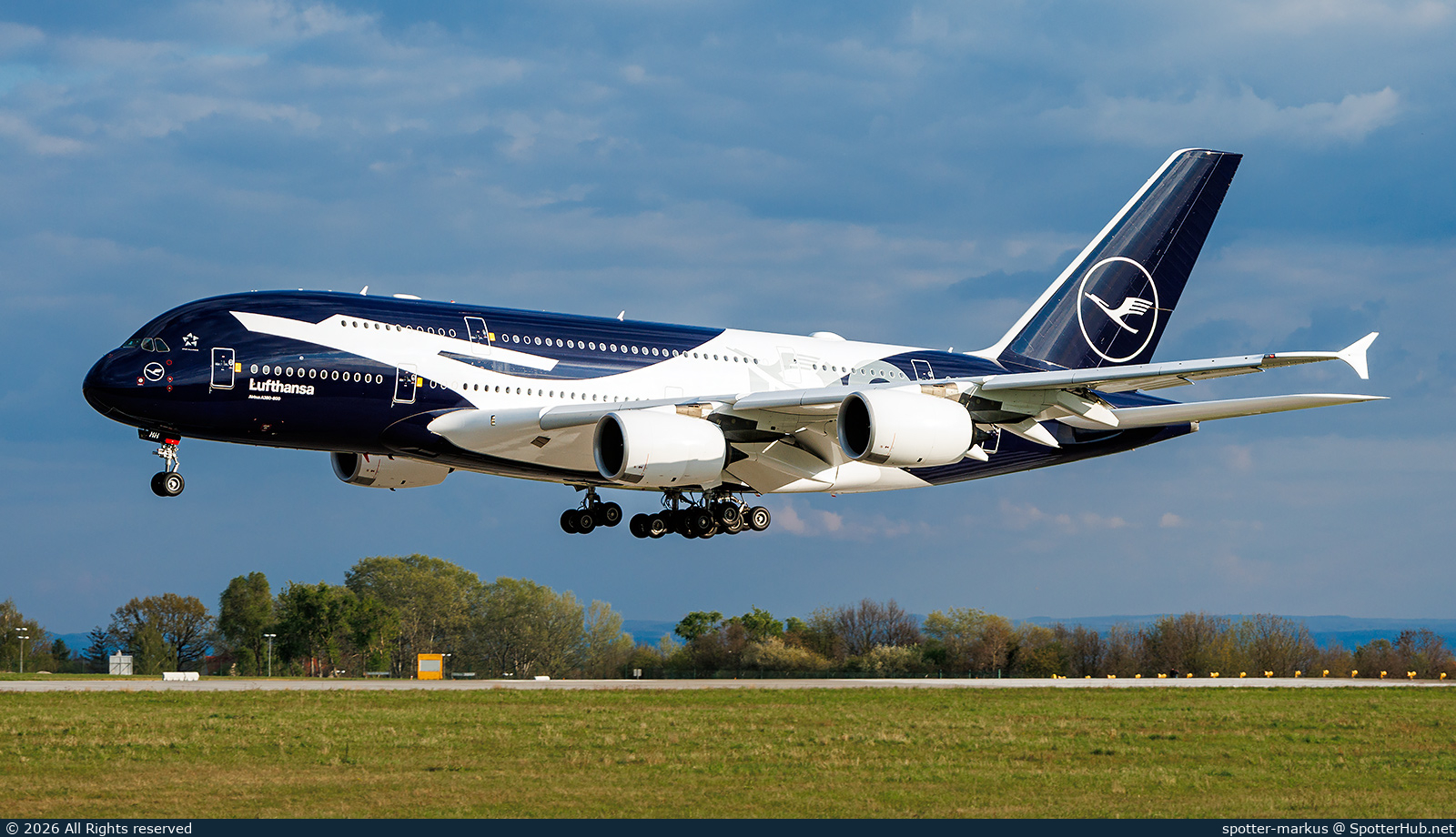 Photo of D-AIMH - Airbus A380-841 operated by Lufthansa