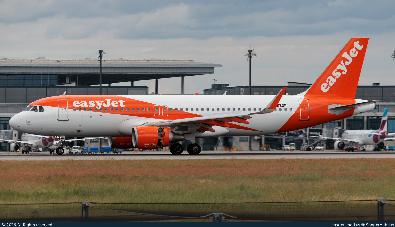 Photo of G-EZOK - Airbus A320-214 operated by easyJet