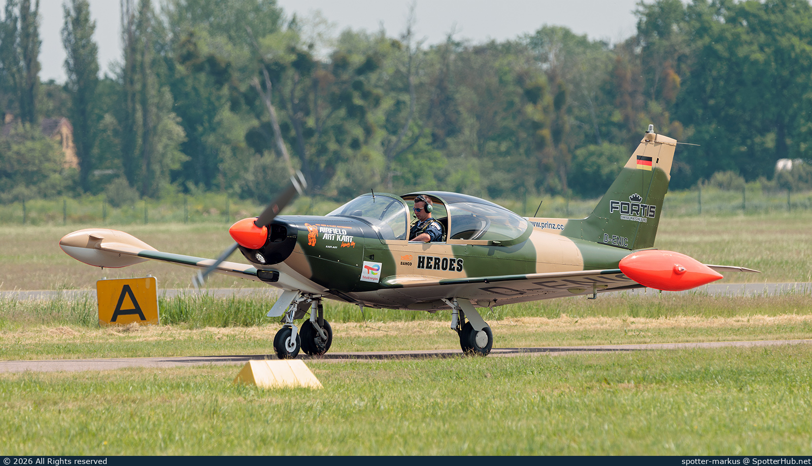 Photo of D-ENIC - SIAI-Marchetti SF.260 operated by Formation Team Niebergall
