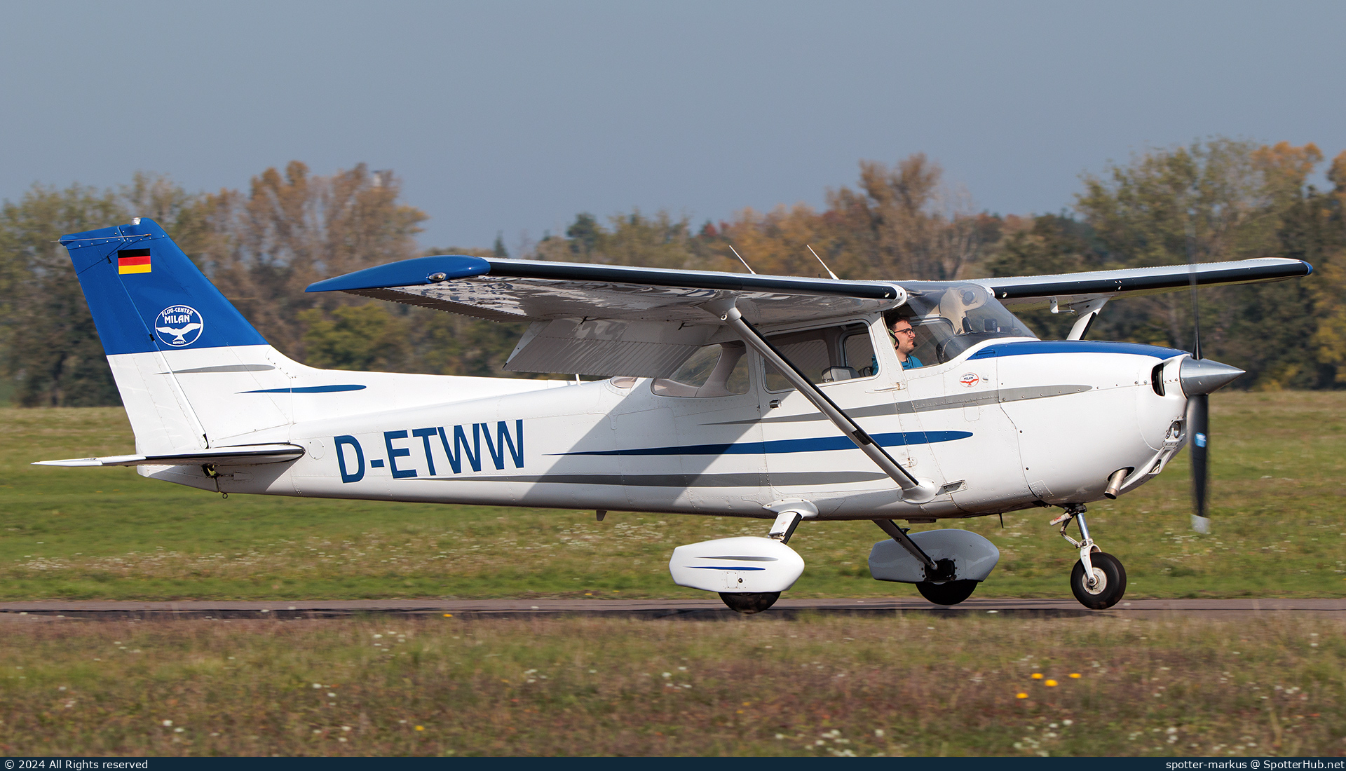 Photo of D-ETWW - Cessna 172N Skyhawk II operated by Flug-Center MILAN