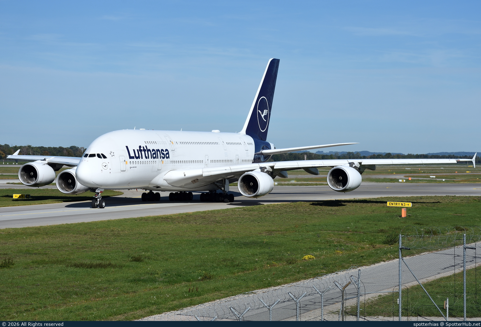 Photo of D-AIMC - Airbus A380-841 operated by Lufthansa