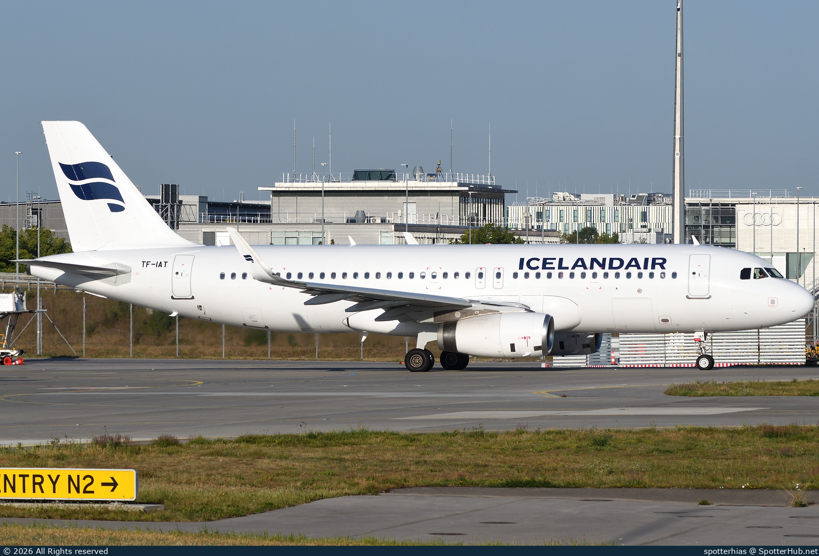 Photo of TF-IAT - Airbus A320-232 operated by Icelandair