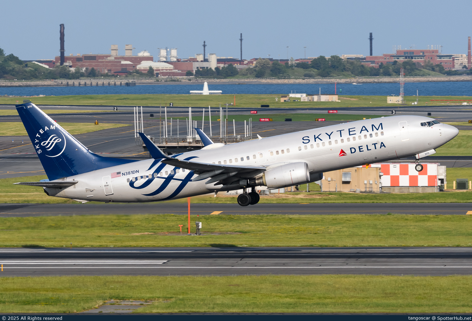Photo of N381DN - Boeing 737-832 operated by Delta Air Lines