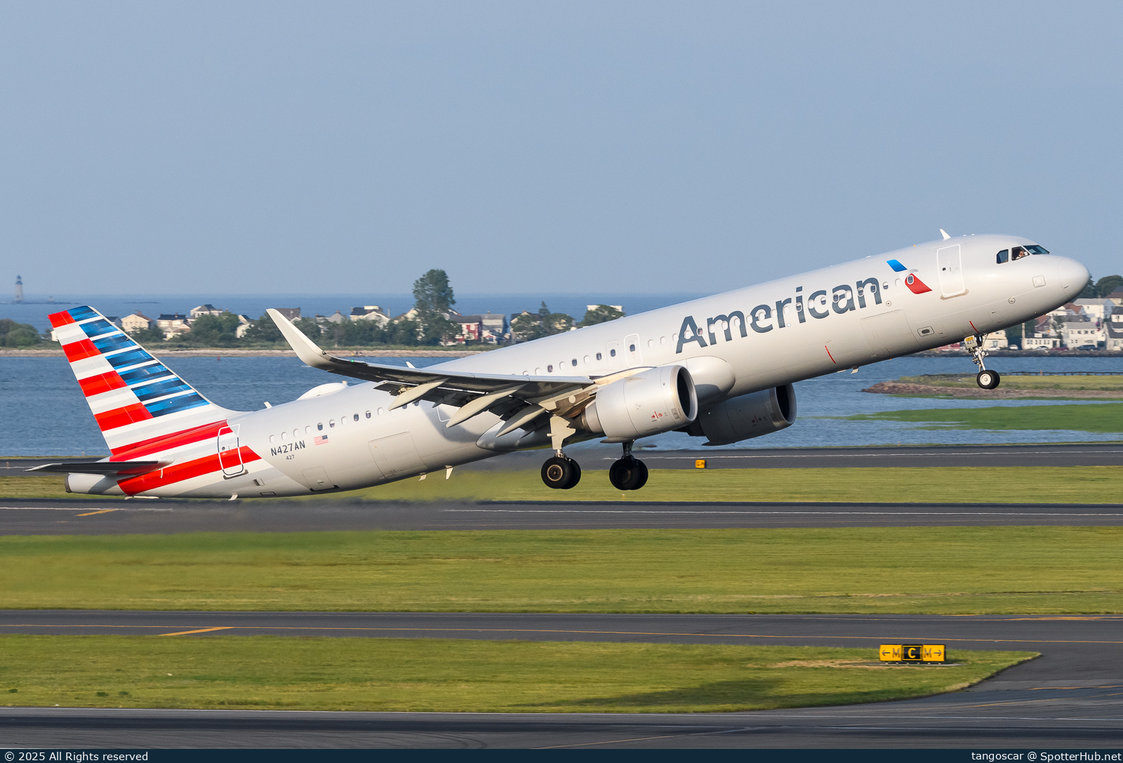 Photo of N427AN - Airbus A321-253NX operated by American Airlines