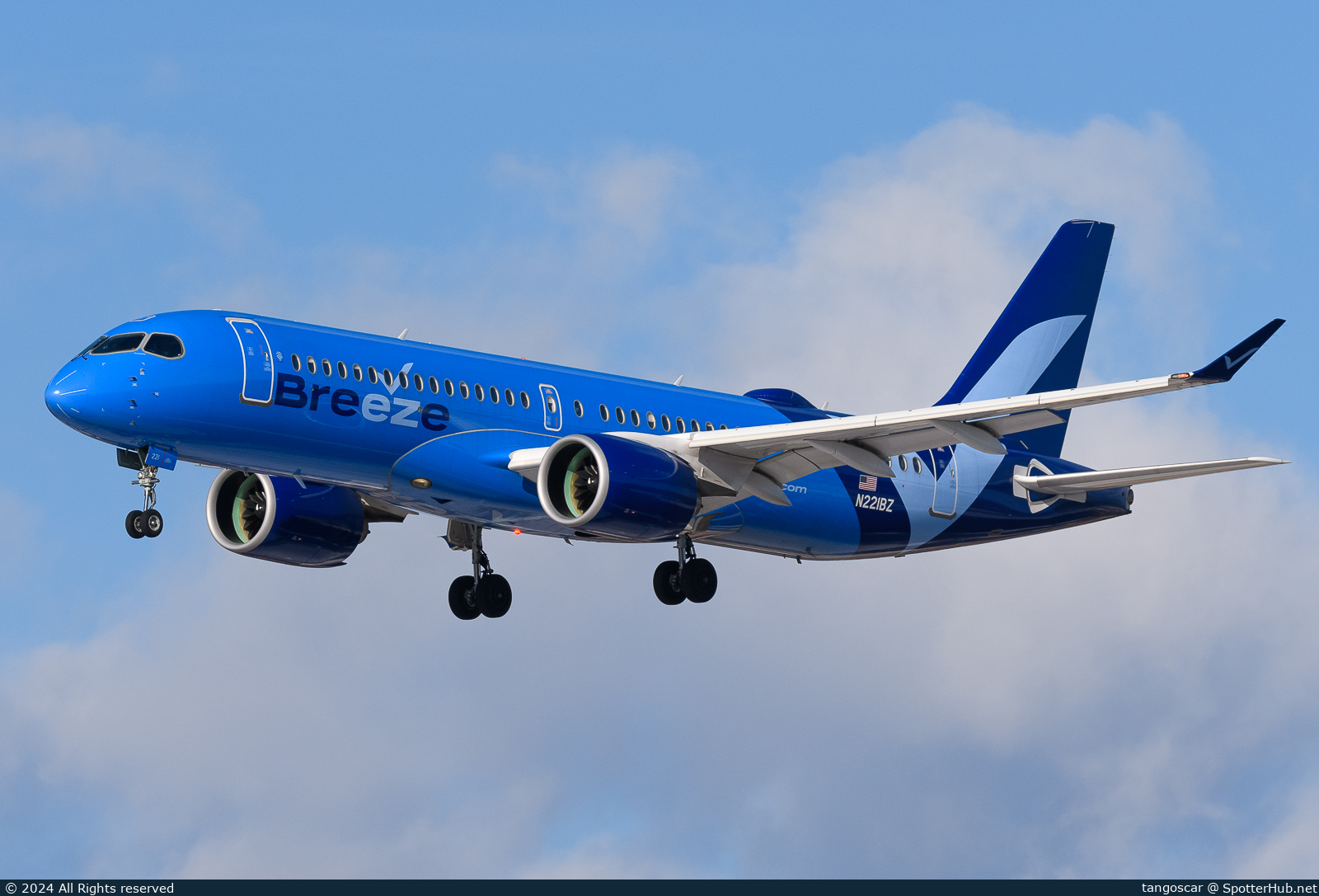 Photo of N221BZ - Airbus A220-300 operated by Breeze Airways